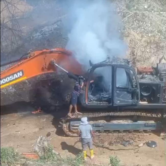 Autoridades quemaron maquinaria amarilla en operativo contra minería ilegal