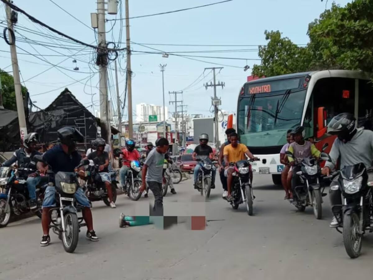 Dos mujeres se enfrentaron en el mercado de Bazurto: una quedó inconsciente en plena vía