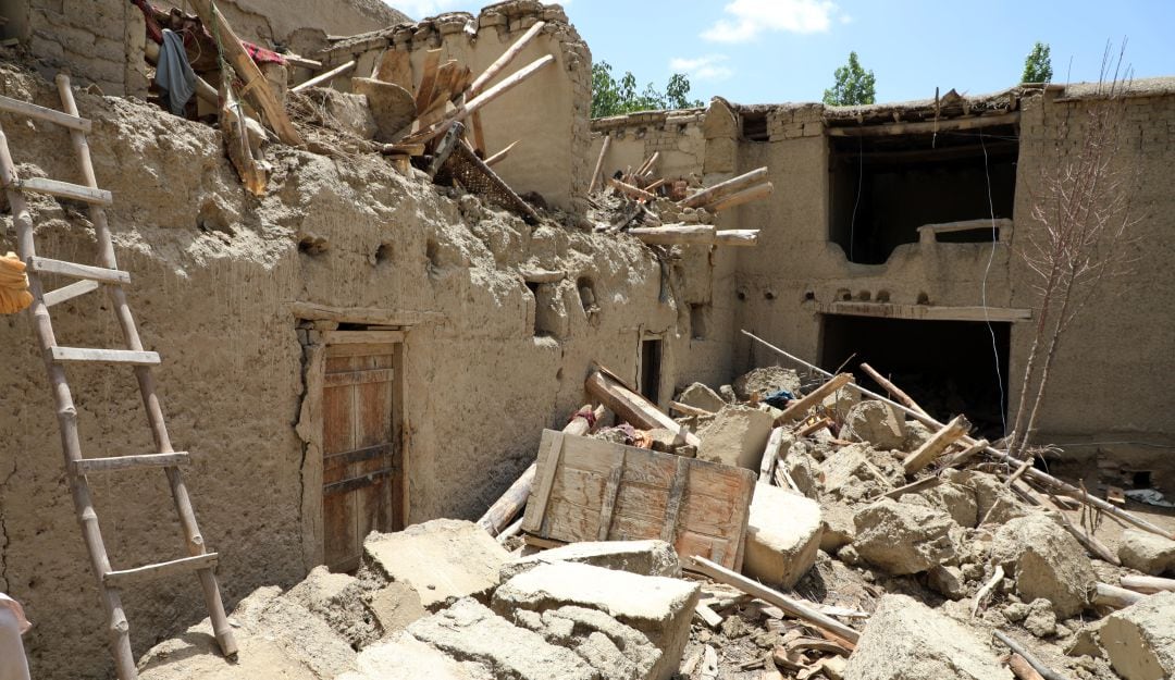 Afganistán: Socorristas buscan llegar a zona del sismo que dejó mil muertos