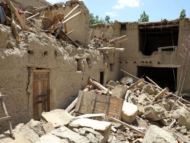 Afganistán: Socorristas buscan llegar a zona del sismo que dejó mil muertos