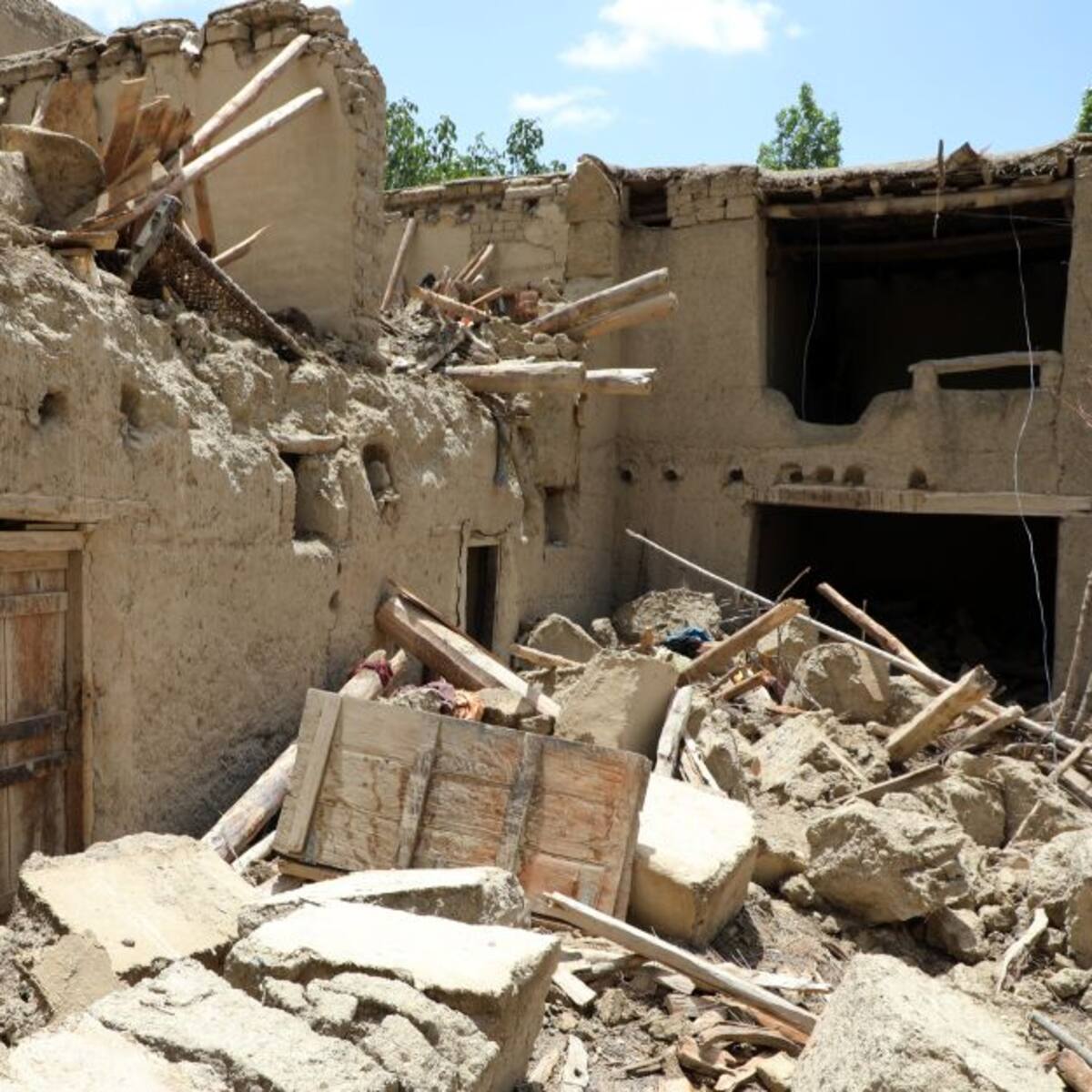 Afganistán: Socorristas buscan llegar a zona del sismo que dejó mil muertos