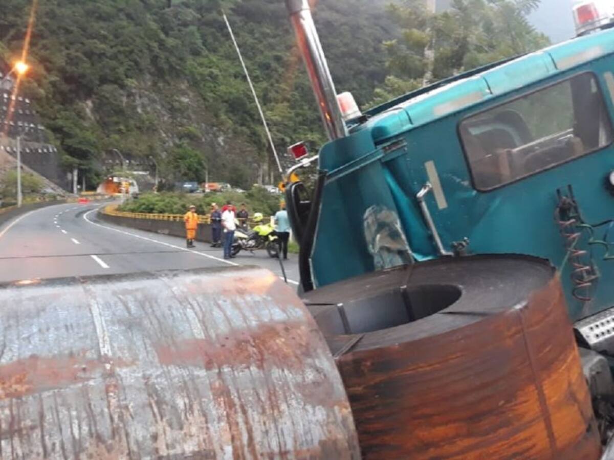 Bloqueada la vía Buga - Buenaventura por derrumbe en el KM 55