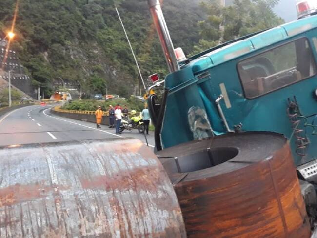 Bloqueada la vía Buga - Buenaventura por derrumbe en el KM 55
