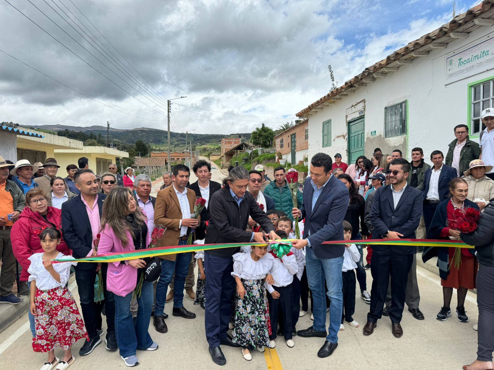 El director del DPS, Gustavo Bolívar, acompañó la habilitación de 540 m lineales de la calle 2 del municipio de Toca. Foto | Caracol Radio