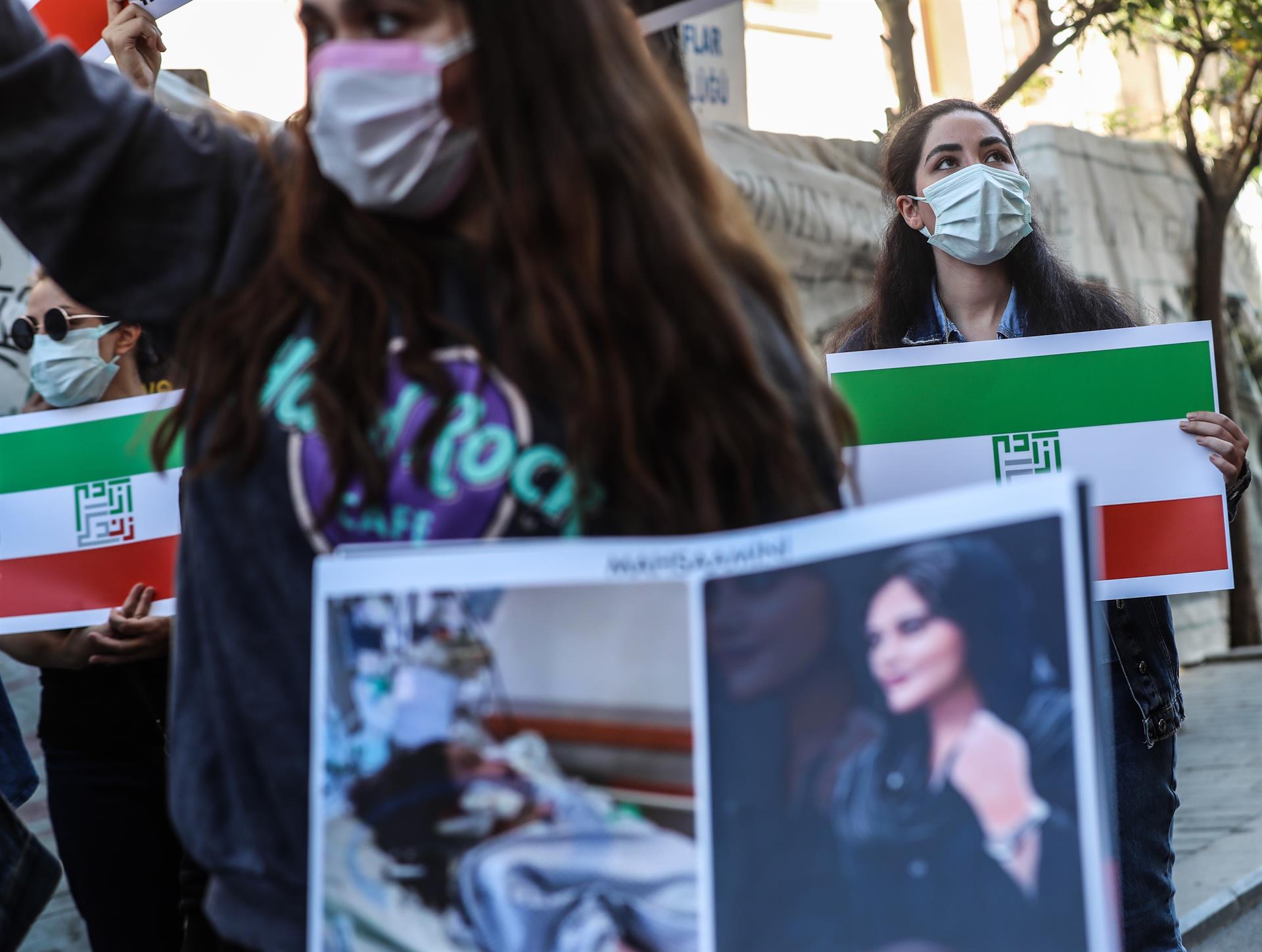 Iraníes sostienen fotografías de Mahsa Amini durante una protesta frente al Consulado de Irán tras la muerte de Mahsa Amini, en Estambul, Turquía / EFE