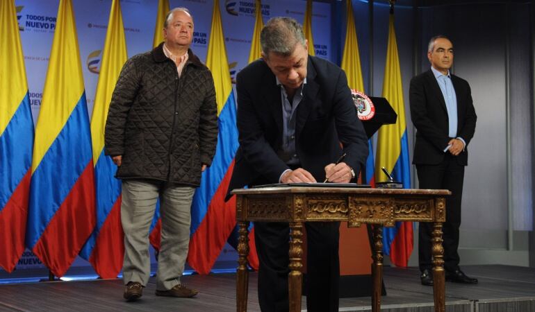 Firma del cese al fuego con el Eln.