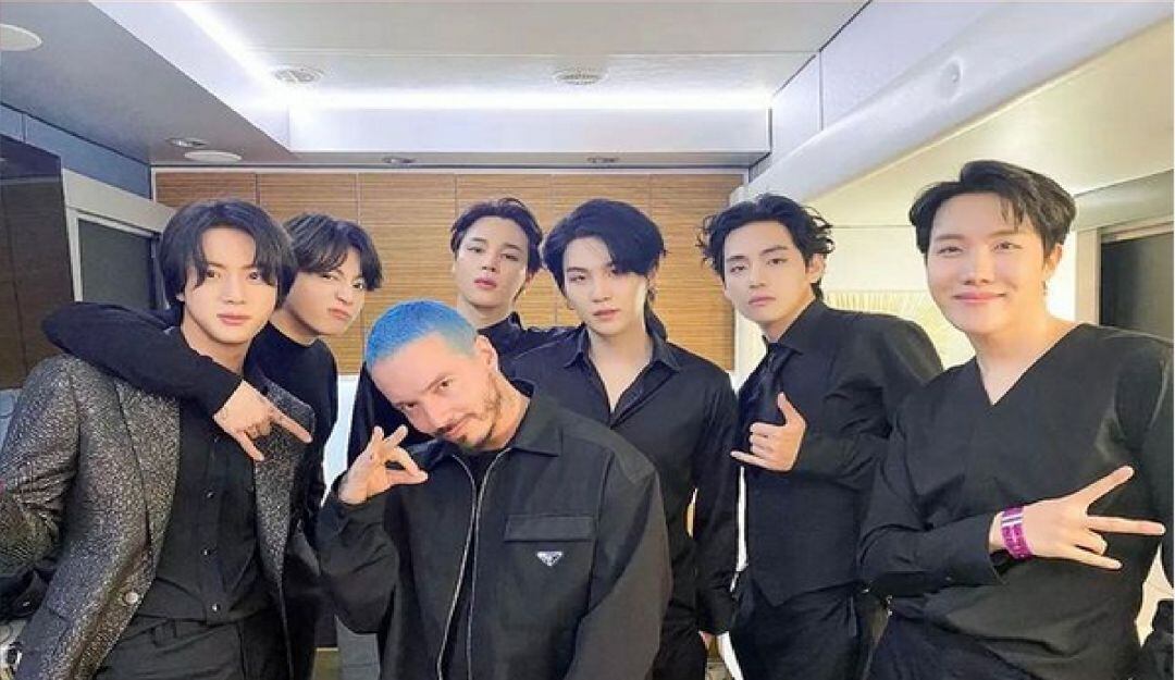 Foto de J Balvin junto a los integrantes de BTS