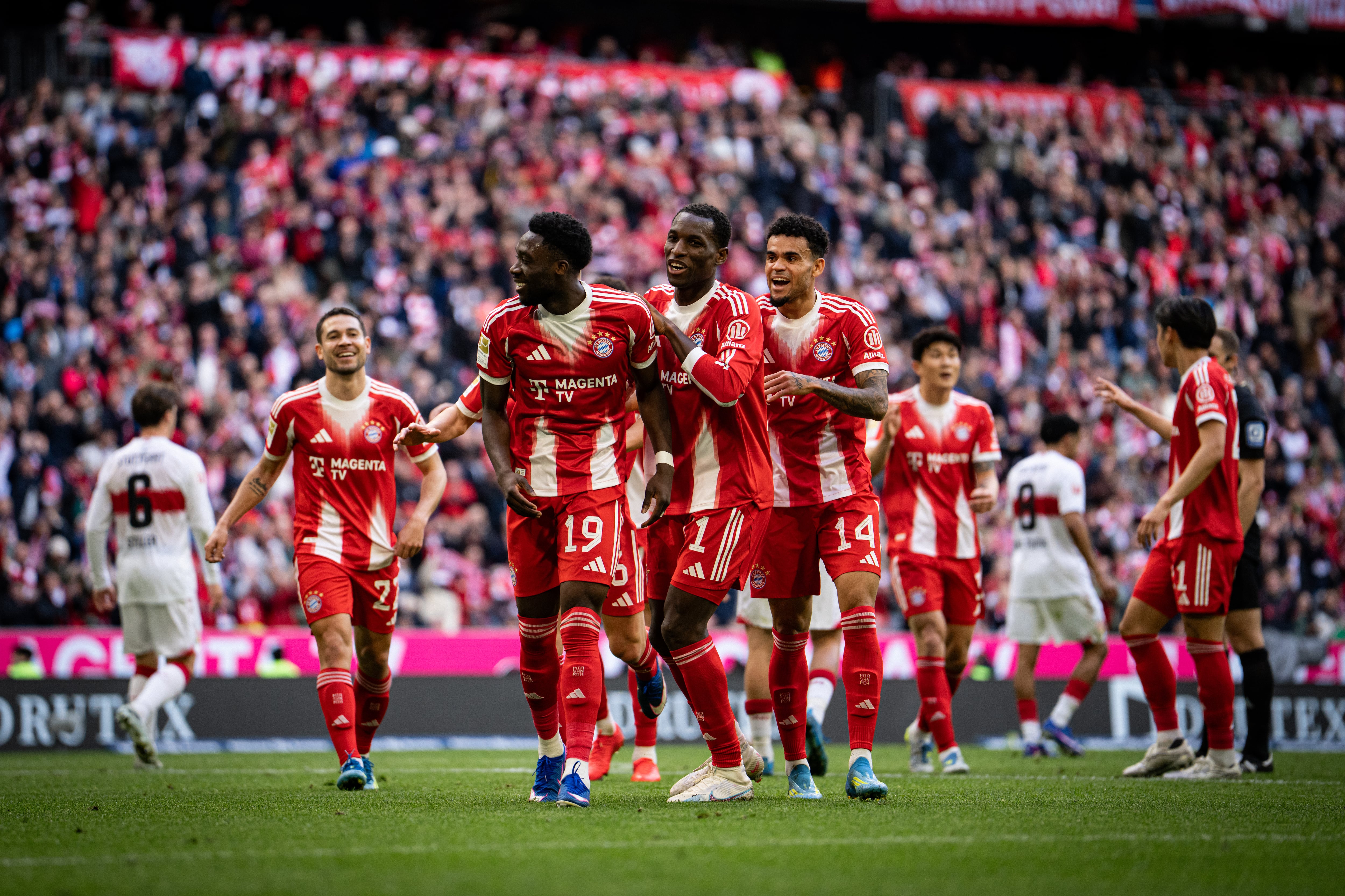 Luis Díaz celebra el gol de Alphonso Davies ante el Stuttgart. (Photo by F. Noever/FC Bayern via Getty Images)