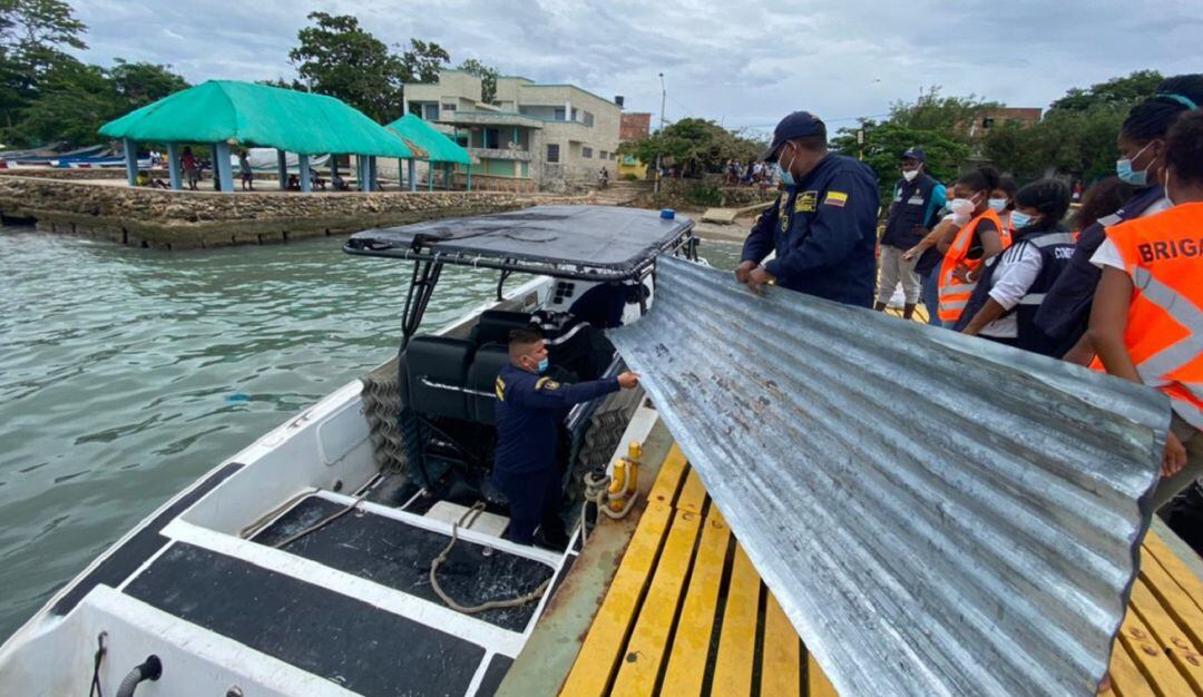 Unidades de Guardacostas han transportado colchonetas, mercados, kits de aseo y tejas para viviendas