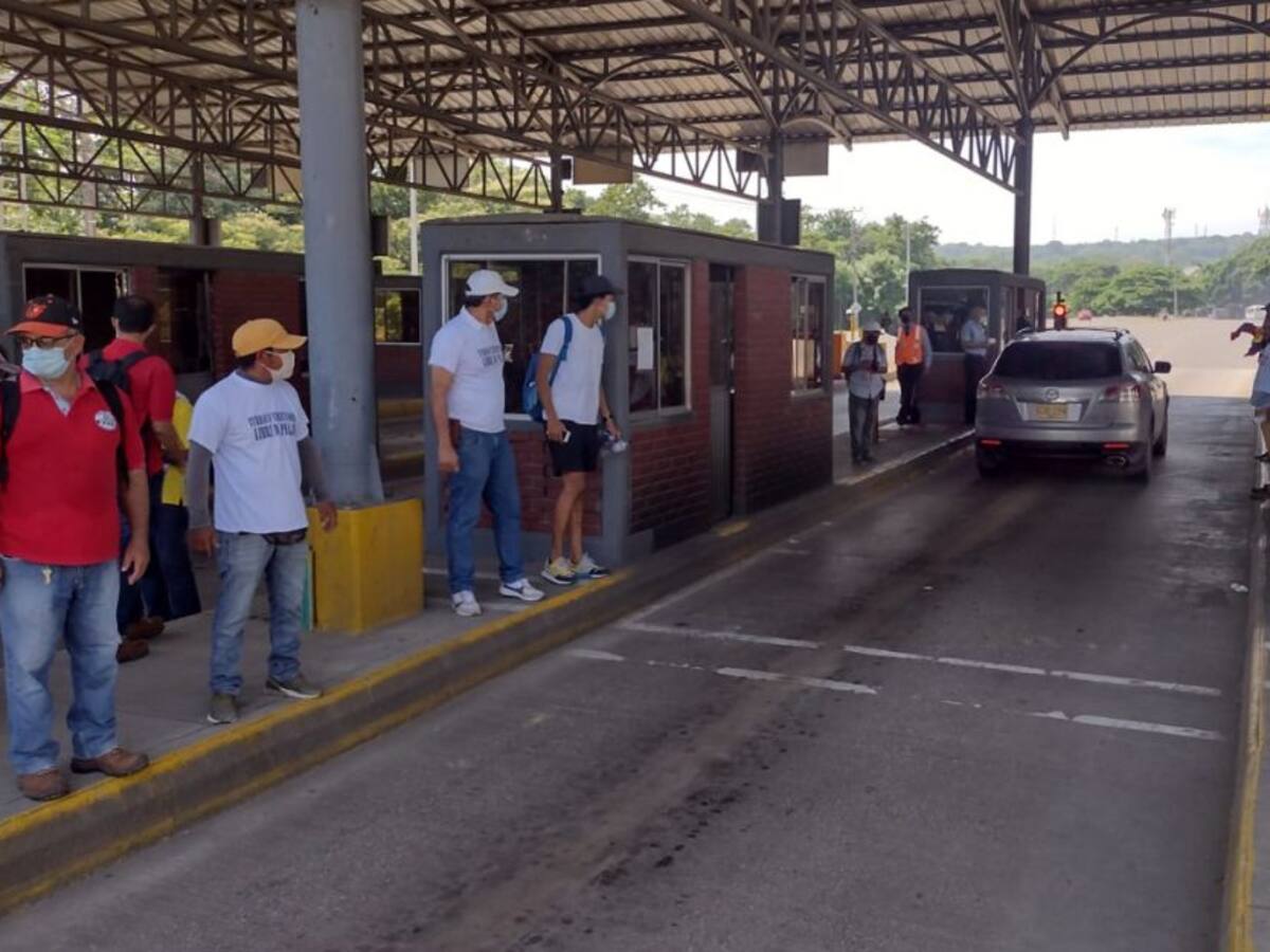 Manifestantes levantaron talanqueras en el peaje de Turbaco