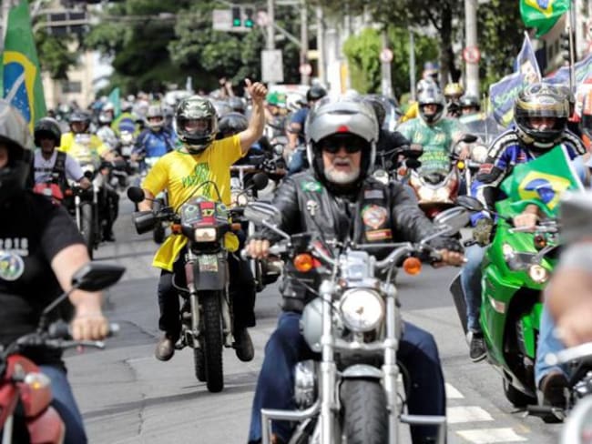 Una caravana de motocicletas recorres las calles de Sao Paulo (Brasil) como acto de apoyo al candidato presidencial Jair Bolsonaro.