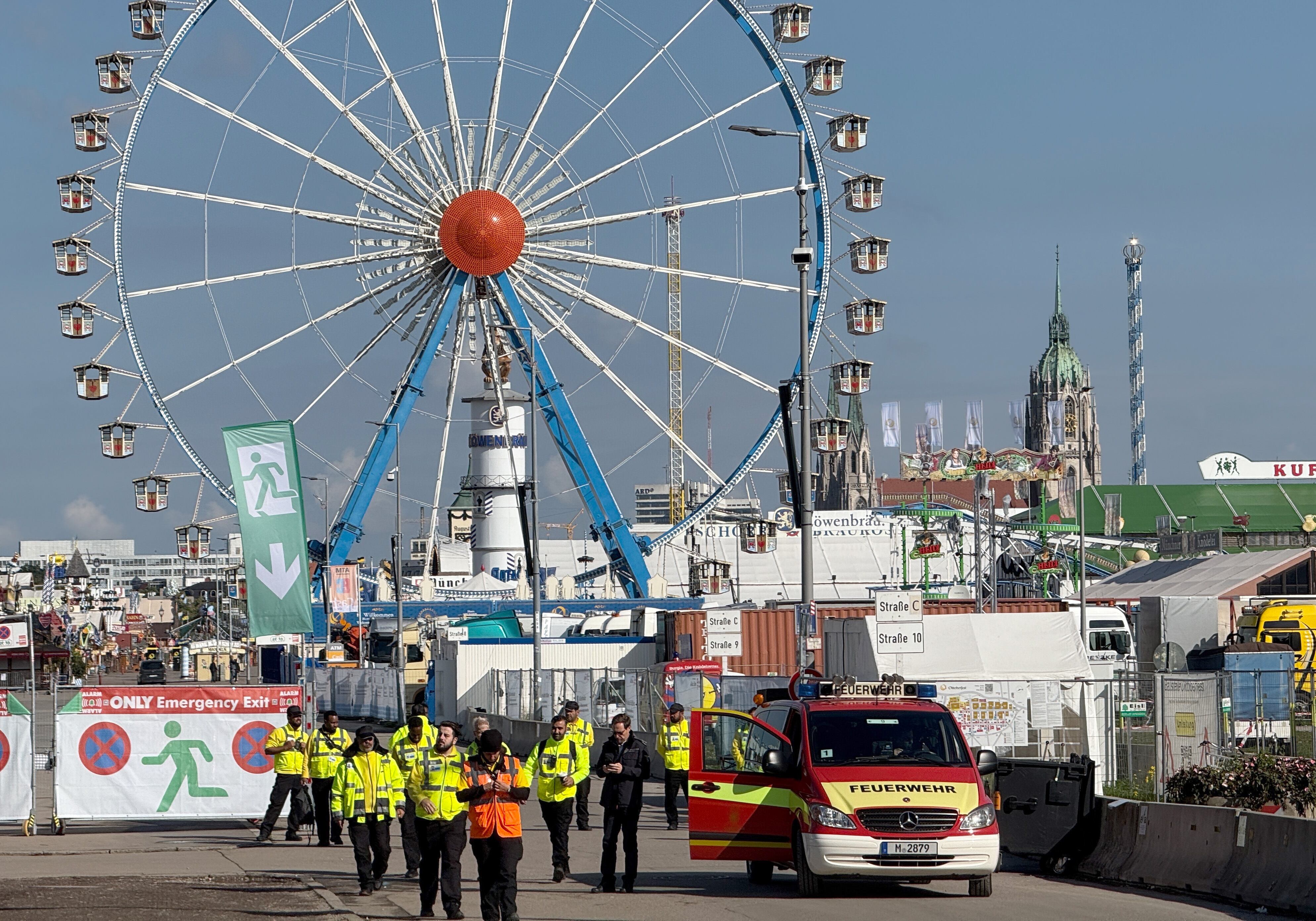 Las fuerzas de seguridad y bomberos revisan el área del festival Oktoberfest en Munich, Alemania. 
(Foto:   Christof Rührmair/picture alliance via Getty Images)