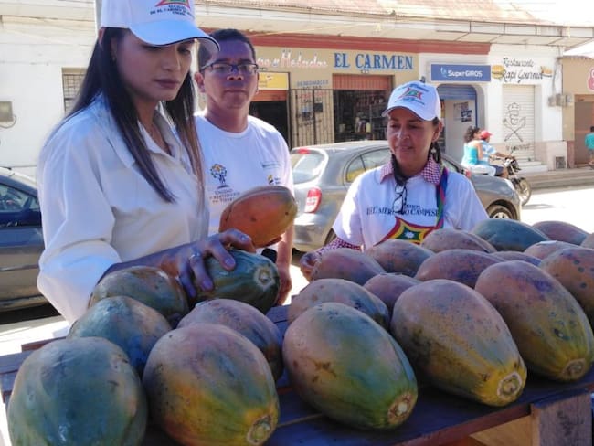 Realizan mercado campesino con beneficiarios de la URT en Bolívar
