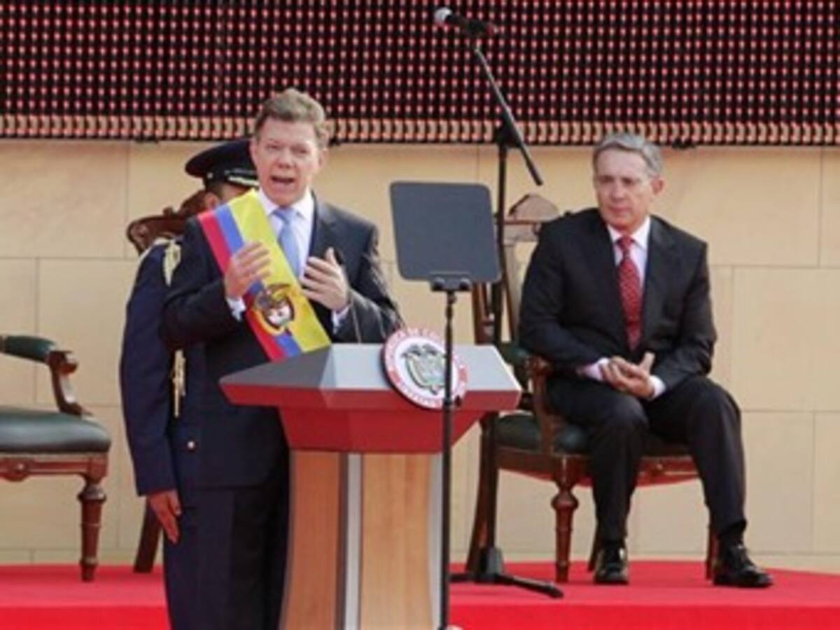 Diálogo directo y sin intermediarios para restablecer relaciones con Venezuela y Ecuador: Santos