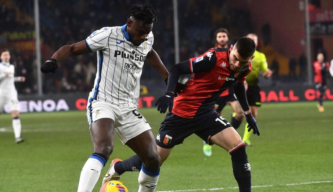 Duván Zapata durante el partido ante Genoa, donde se retiró lesionado.