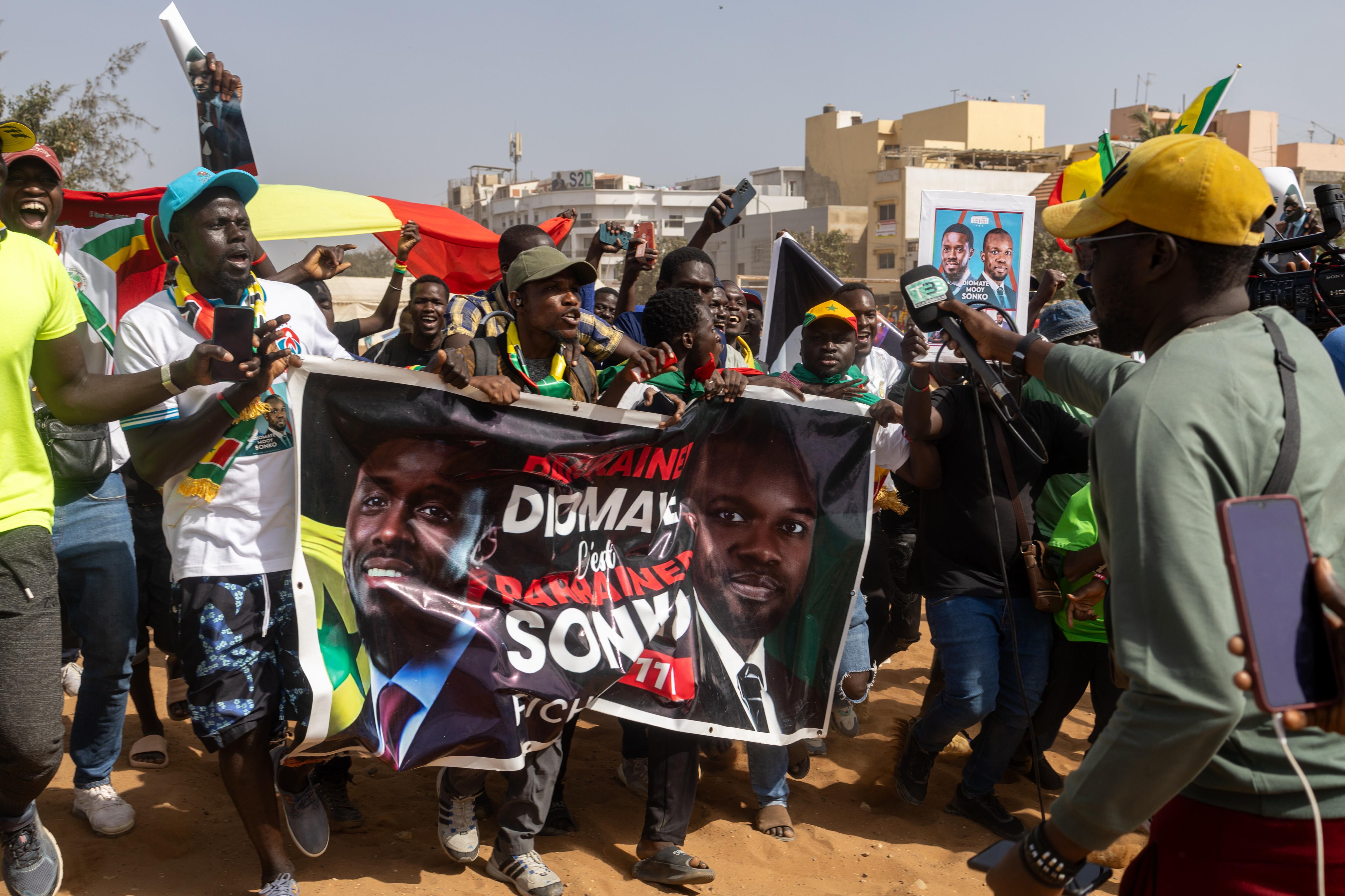 Dakar (Senegal), 02/03/2024.- Supporters of imprisoned politician Ousmane Sonko cheer during a rally organized by a coalition of opposition parties and civil organizations in Dakar, Senegal, 02 March, 2024. The participants demanded the holding of the presidential elections before 02 April 2024, the day that will mark the end of Senegalese President Macky Sall'Äôs term. Sall postponed the election, originally scheduled for 25 February 2024, to a yet to be set date. (Elecciones) EFE/EPA/JEROME FAVRE