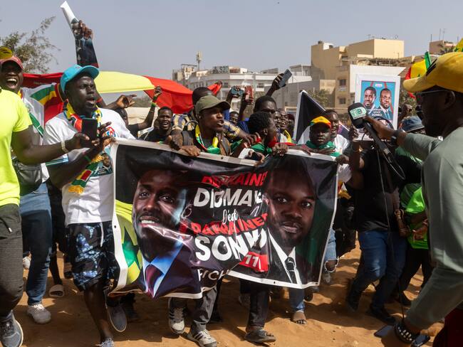 Dakar (Senegal), 02/03/2024.- Supporters of imprisoned politician Ousmane Sonko cheer during a rally organized by a coalition of opposition parties and civil organizations in Dakar, Senegal, 02 March, 2024. The participants demanded the holding of the presidential elections before 02 April 2024, the day that will mark the end of Senegalese President Macky Sall'Äôs term. Sall postponed the election, originally scheduled for 25 February 2024, to a yet to be set date. (Elecciones) EFE/EPA/JEROME FAVRE