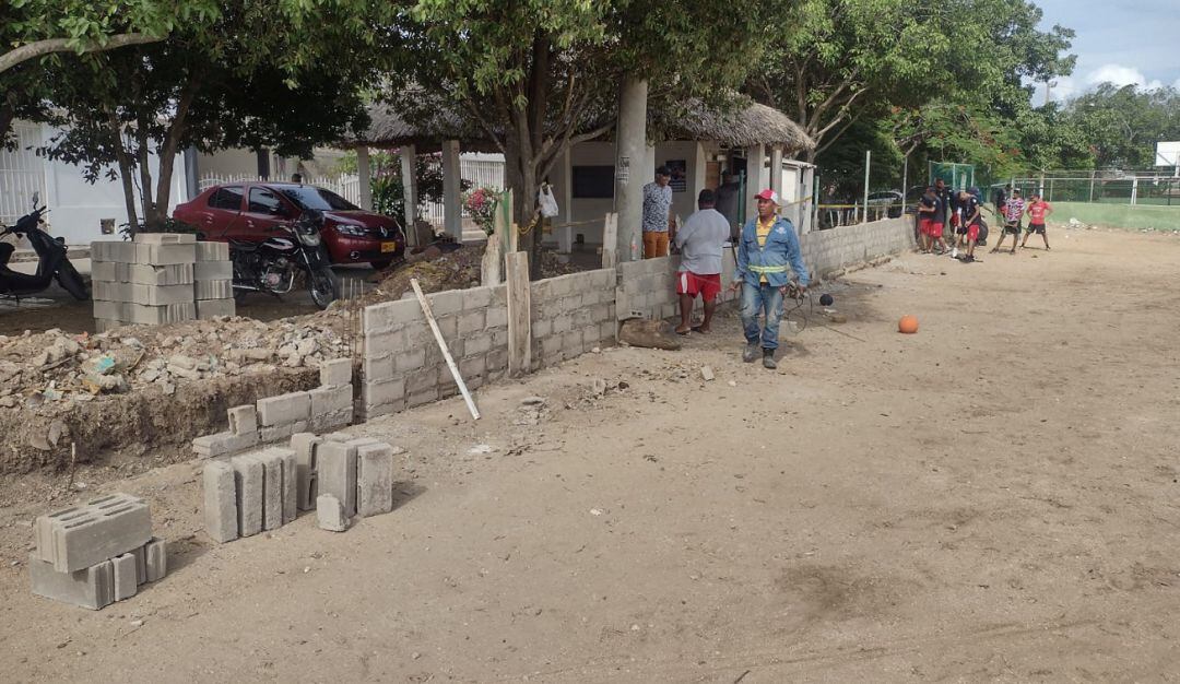 Con recursos propios, la comunidad financia los trabajos que se realizan en el escenario de sóftbol