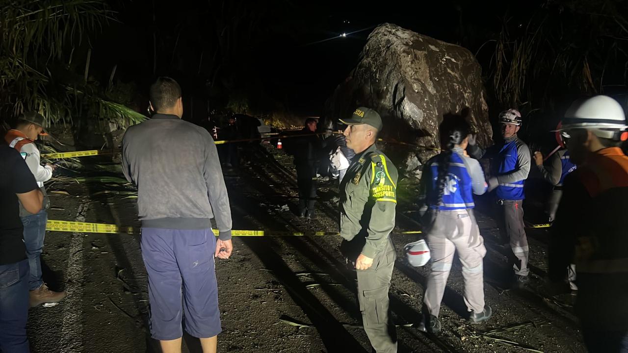 Derrumbe Matasanos vía Donmatías- foto policía de carreteras de Antioquia