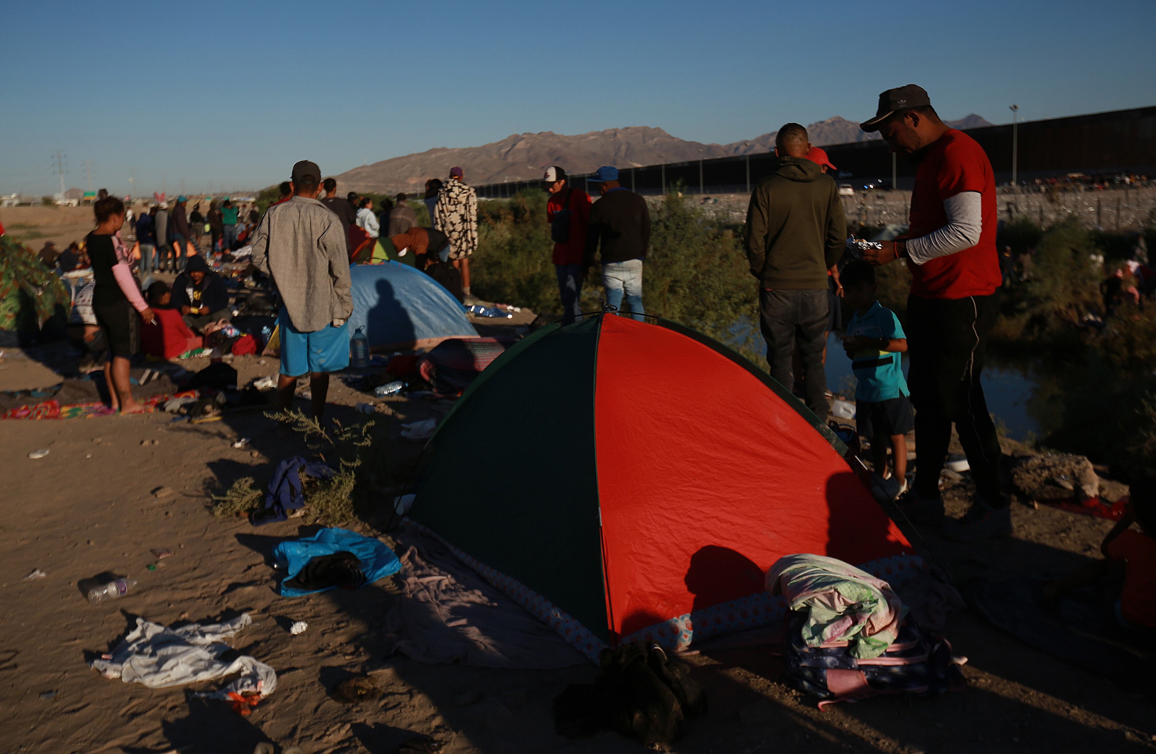 MEX7404. CIUDAD JUÁREZ (MÉXICO), 05/10/2023.- Migrantes permanecen hoy en carpas junto al Río Bravo en Ciudad Juárez, estado de Chihuahua (México). Un albergue emergente para 300 migrantes abrirá en Ciudad Juárez, en la frontera de México con Estados Unidos, ante la presencia de al menos 2.500 personas que duermen en un campamento junto al fronterizo río Bravo. El alcalde de Ciudad Juárez, Cruz Pérez Cuéllar, anunció que el refugio temporal, financiado por el Instituto Nacional de Migración (INM), estará a más de 15 kilómetros de la frontera, que afronta una nueva ola migratoria. EFE/Luis Torres