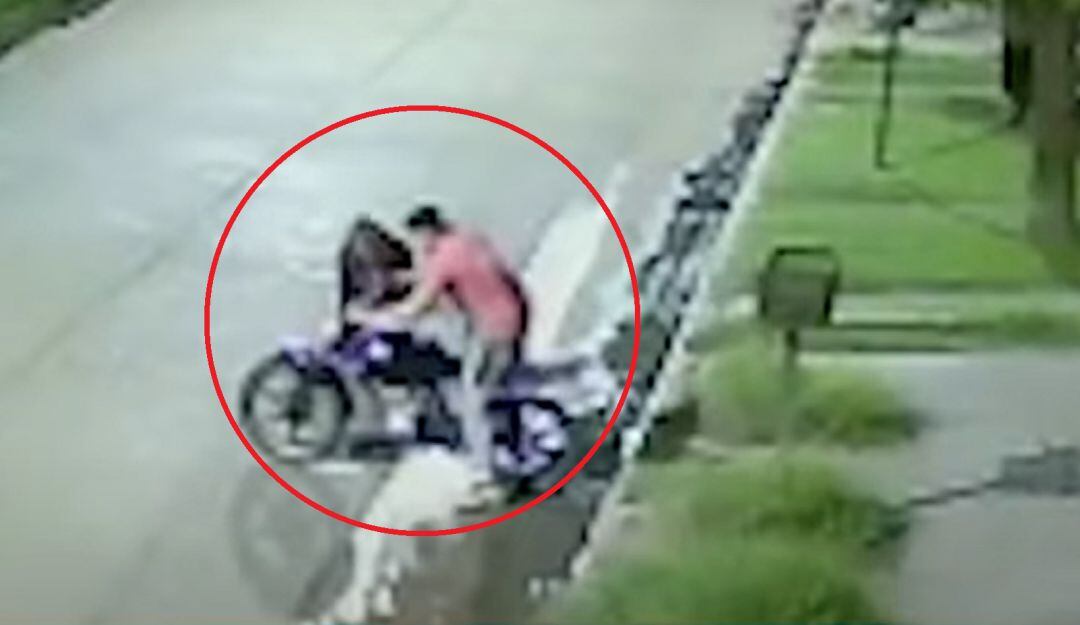 A hombre se le rompe la moto tras atropellar y robar a una mujer en Buenos Aires. 