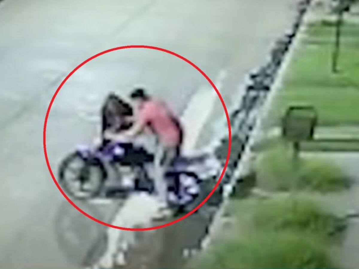 ¿Karma? A ladrón se le desarmó la moto al atropellar y atracar a una mujer