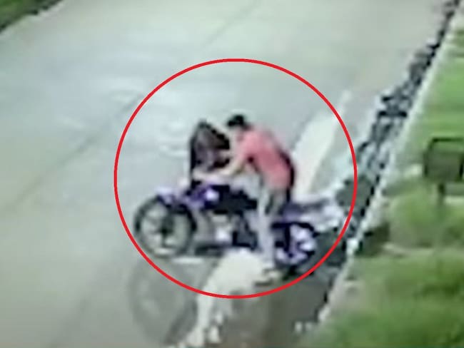 A hombre se le rompe la moto tras atropellar y robar a una mujer en Buenos Aires. 