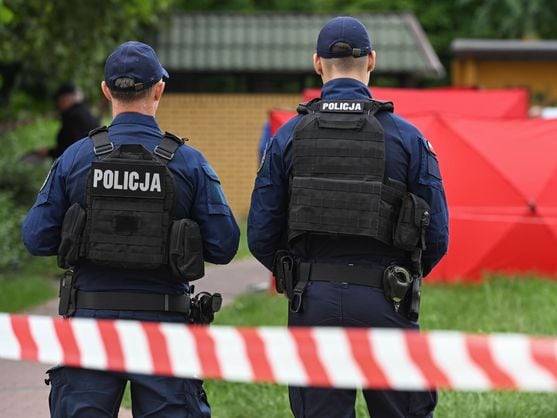 Un muerto y decenas de heridos al descarrilar en Polonia un tren que chocó con un camión. Efectivos de la policía Polaca en una imagen de archivo. (EFE)