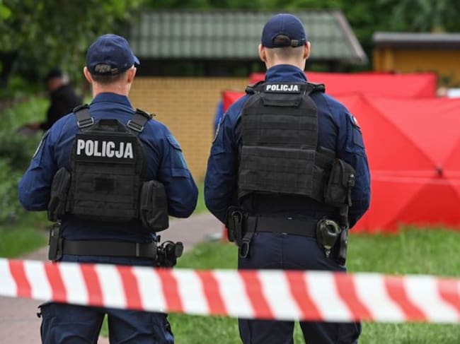 Un muerto y decenas de heridos al descarrilar en Polonia un tren que chocó con un camión. Efectivos de la policía Polaca en una imagen de archivo. (EFE)