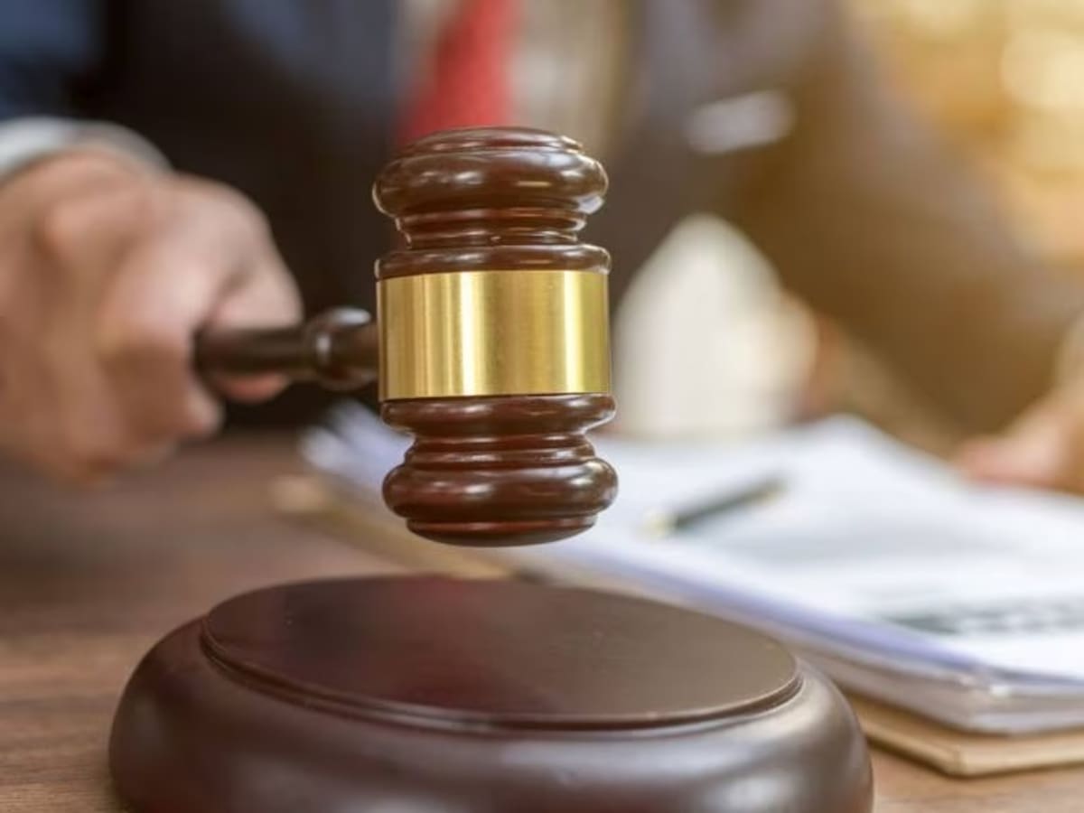 Mujer víctima de violencia denuncia quinto aplazamiento de audiencia contra su agresor