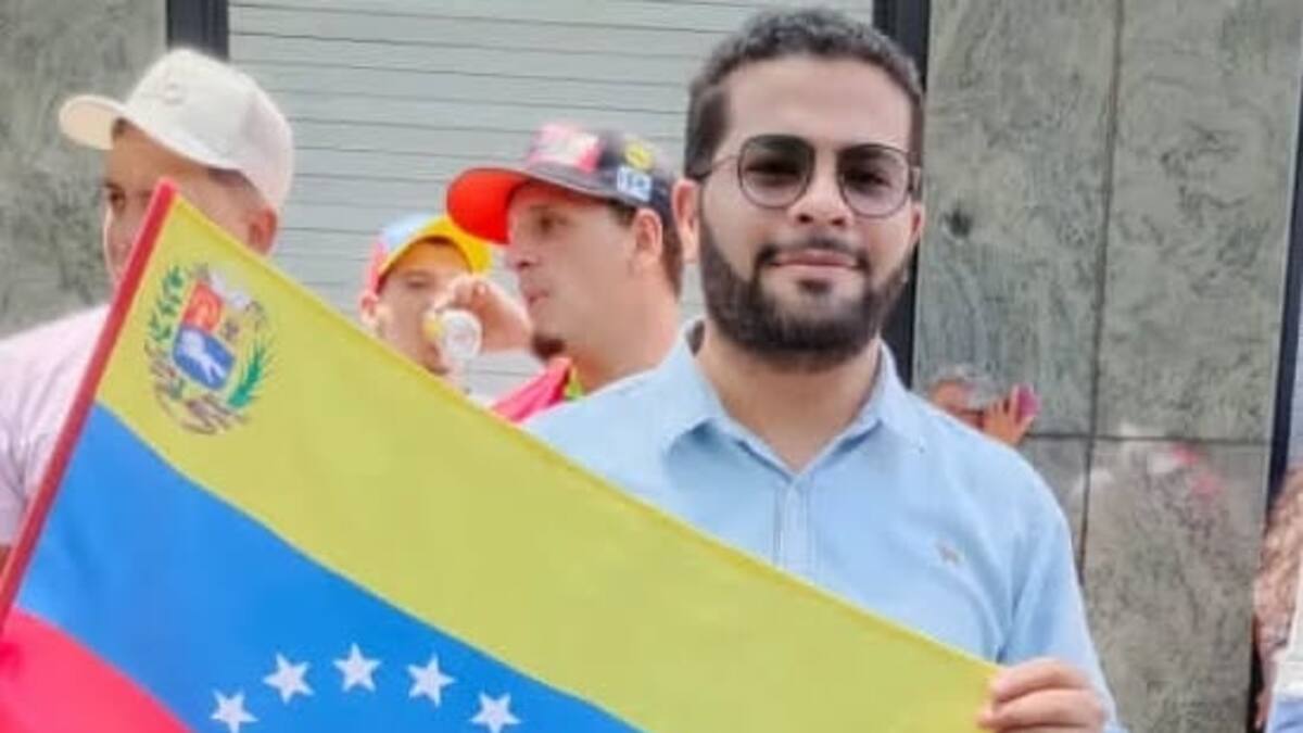 Con incertidumbre venezolanos en Cali siguen noticias de su país.