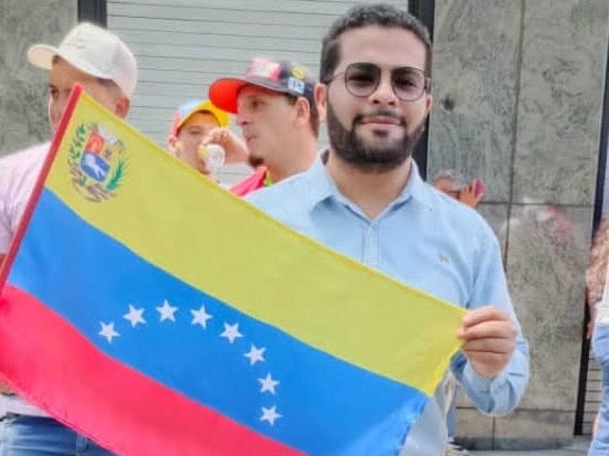 Con incertidumbre venezolanos en Cali siguen noticias de su país.