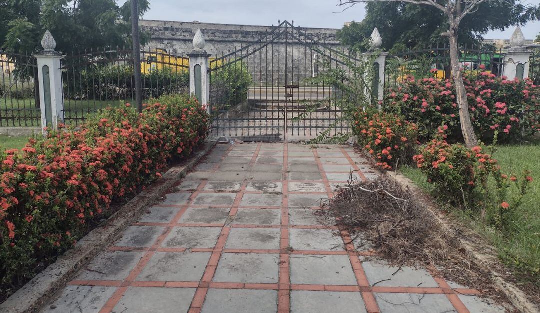Este símbolo espacio ubicado en El Cabrero, necesita una pronta intervención en jardinería, pintura y reparación de bancas