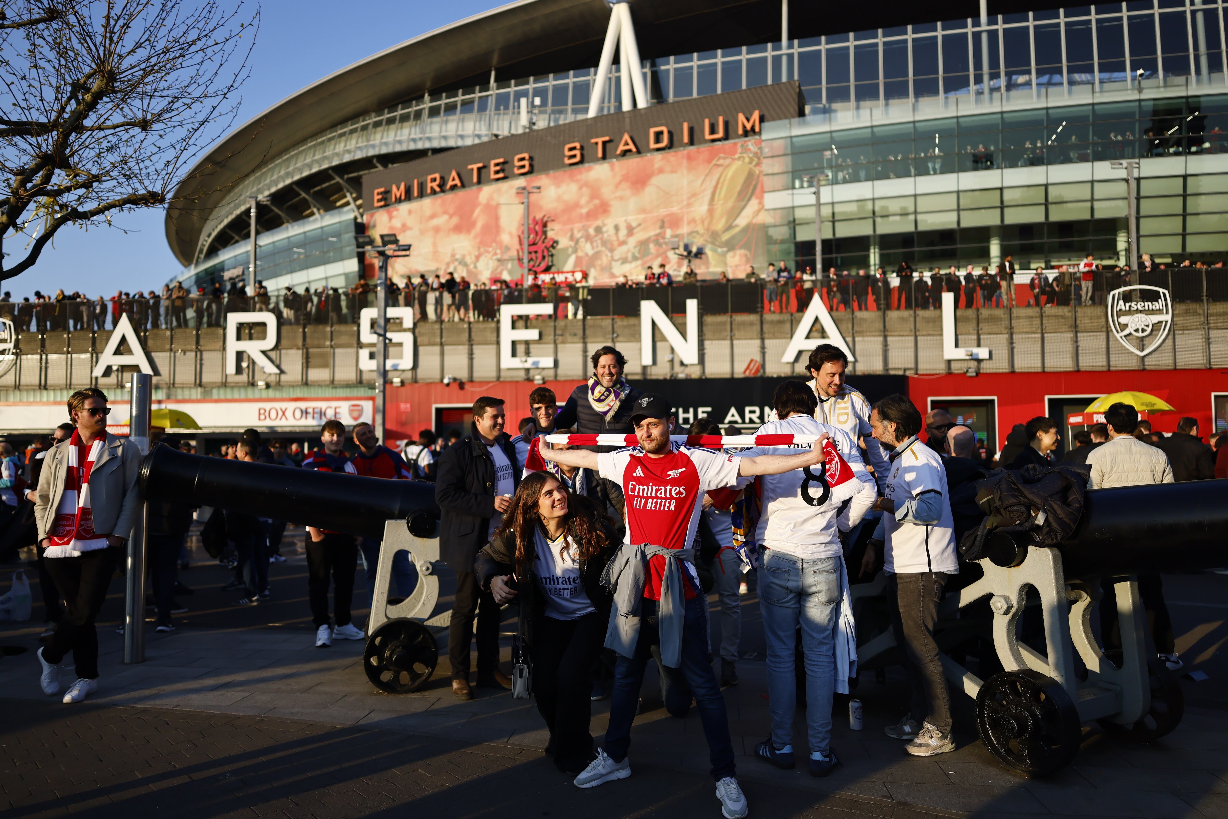 London (United Kingdom), 08/04/2025.- Supporters of Arsenal pose as they arrive ahead of the UEFA Champions League quarter-final 1st leg match between Arsenal FC and Real Madrid in London, Britain, 08 April 2025. (Liga de Campeones, Reino Unido, Londres) EFE/EPA/TOLGA AKMEN