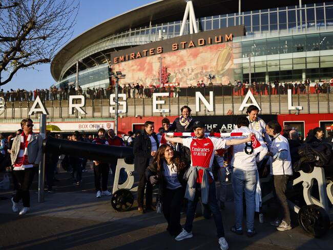London (United Kingdom), 08/04/2025.- Supporters of Arsenal pose as they arrive ahead of the UEFA Champions League quarter-final 1st leg match between Arsenal FC and Real Madrid in London, Britain, 08 April 2025. (Liga de Campeones, Reino Unido, Londres) EFE/EPA/TOLGA AKMEN