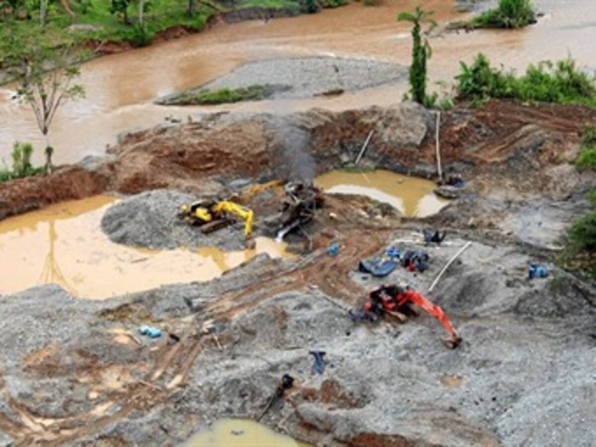 Minería de Farc y Los Rastrojos envenena ríos del Chocó: Policía