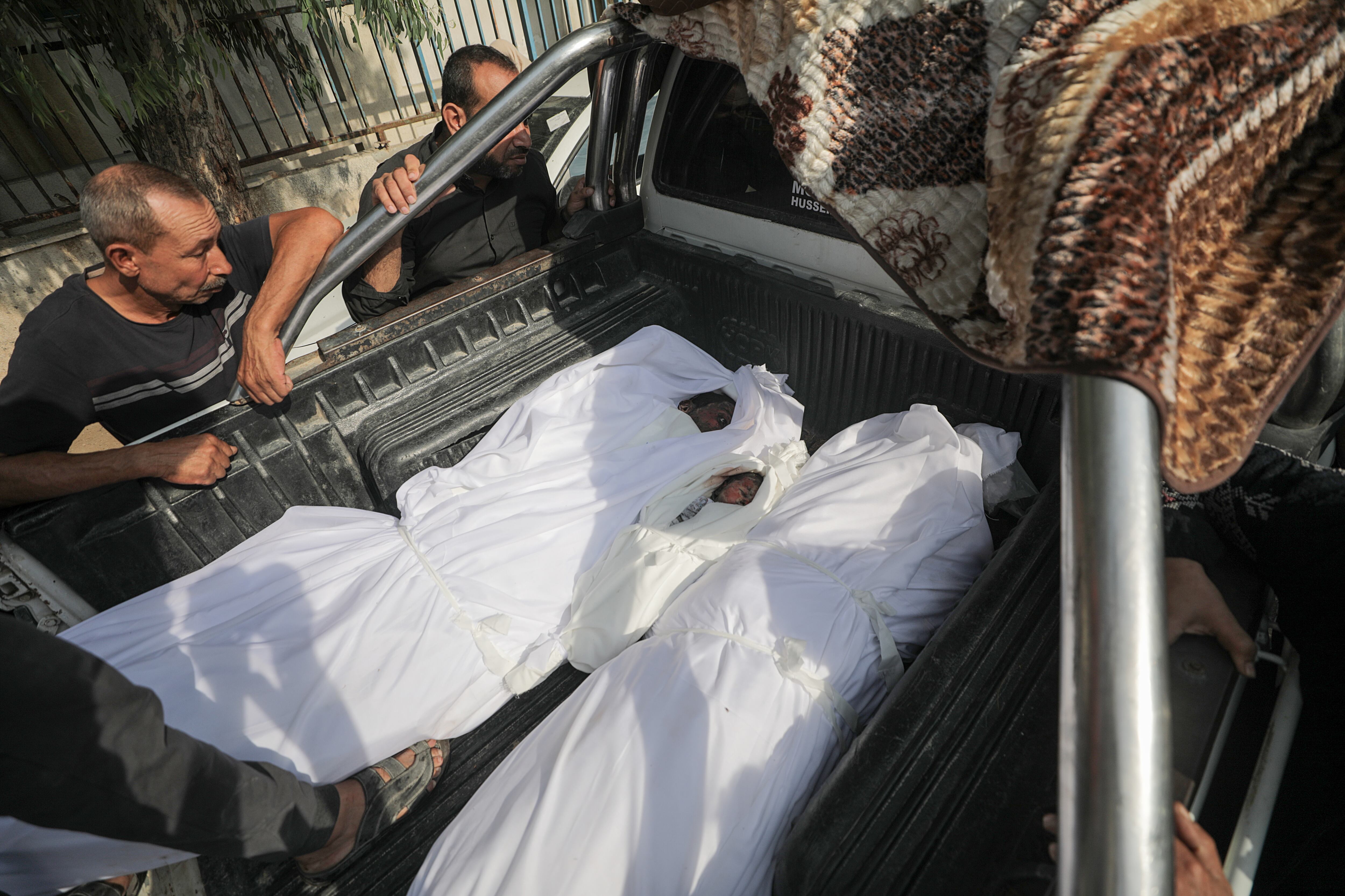 Gaza City (---), 11/10/2023.- Bodies of killed Palestinians are brought to Al-Shefa hospital in Gaza City, 11 October 2023. At least 1,200 Israelis have been killed and over 2,800 others injured, according to the Israel Defense Forces (IDF), after the Islamist movement Hamas launched an attack against Israel from the Gaza Strip on 07 October. More than 3,000 people, including 1,500 militants from Hamas, have been killed and thousands injured in both Gaza and Israel since the conflict erupted, according to Israeli military sources and Palestinian officials. EFE/EPA/HAITHAM IMAD