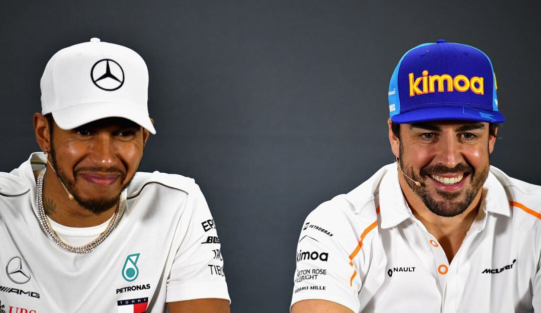 Lewis Hamilton (izq.) junto a Fernando Alonso (der.).