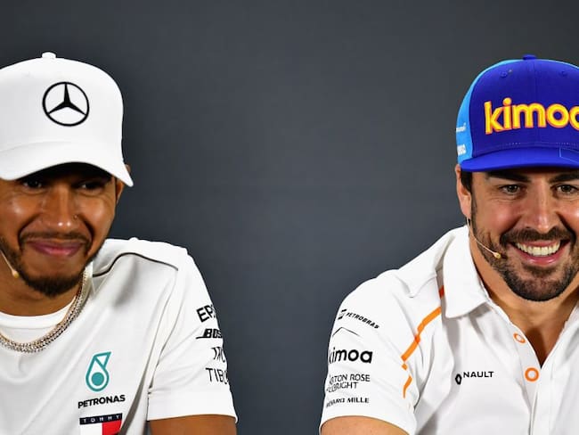 Lewis Hamilton (izq.) junto a Fernando Alonso (der.).