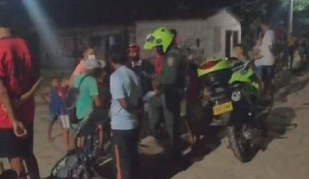 El niño sufrió un fuerte golpe en la cabeza mientras varios menores de edad jugaban un partido en la cancha