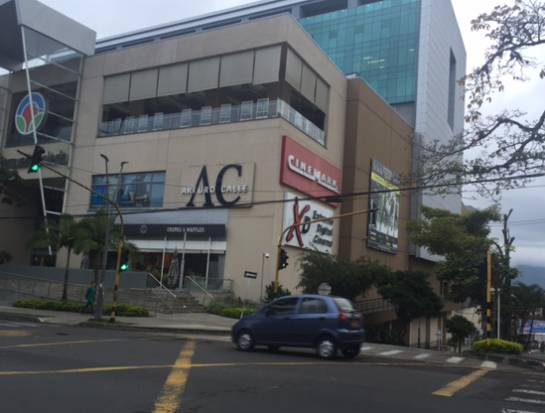 Este ingreso cambiará de sentido, hoy es solo subiendo, para salir del centro comercial. Quedará bajando, para entrar al mall.