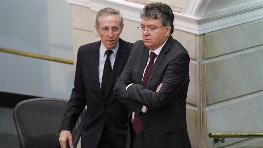 Antonio Navarro y el ministro de Hacienda. Foto: Colprensa