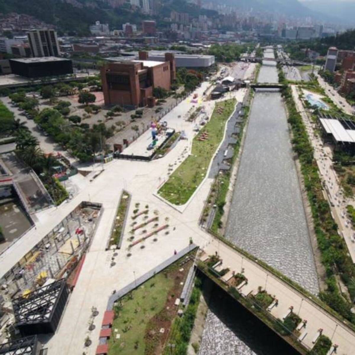 Recuperaron el cuerpo del motociclista que cayó al río Medellín