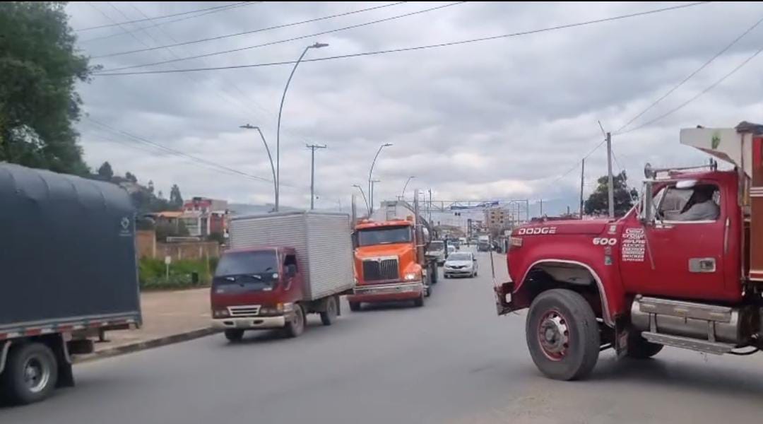 Los transportadores bloquean la vía que de Sogamoso conduce a Casanare / Foto: Suministrada.