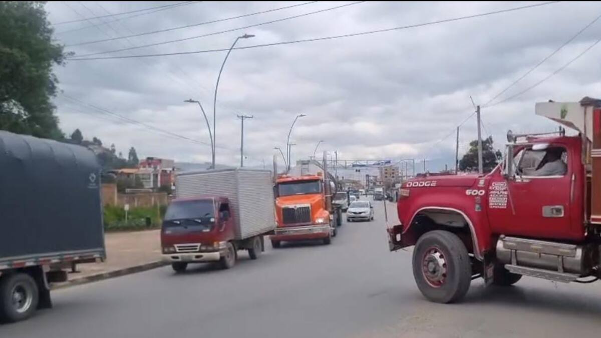 Transportadores de carga bloquean la Transversal del Cusiana entre Sogamoso y Yopal