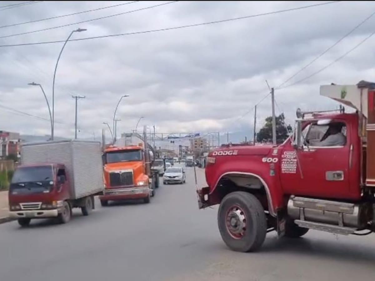 Transportadores de carga bloquean la Transversal del Cusiana entre Sogamoso y Yopal