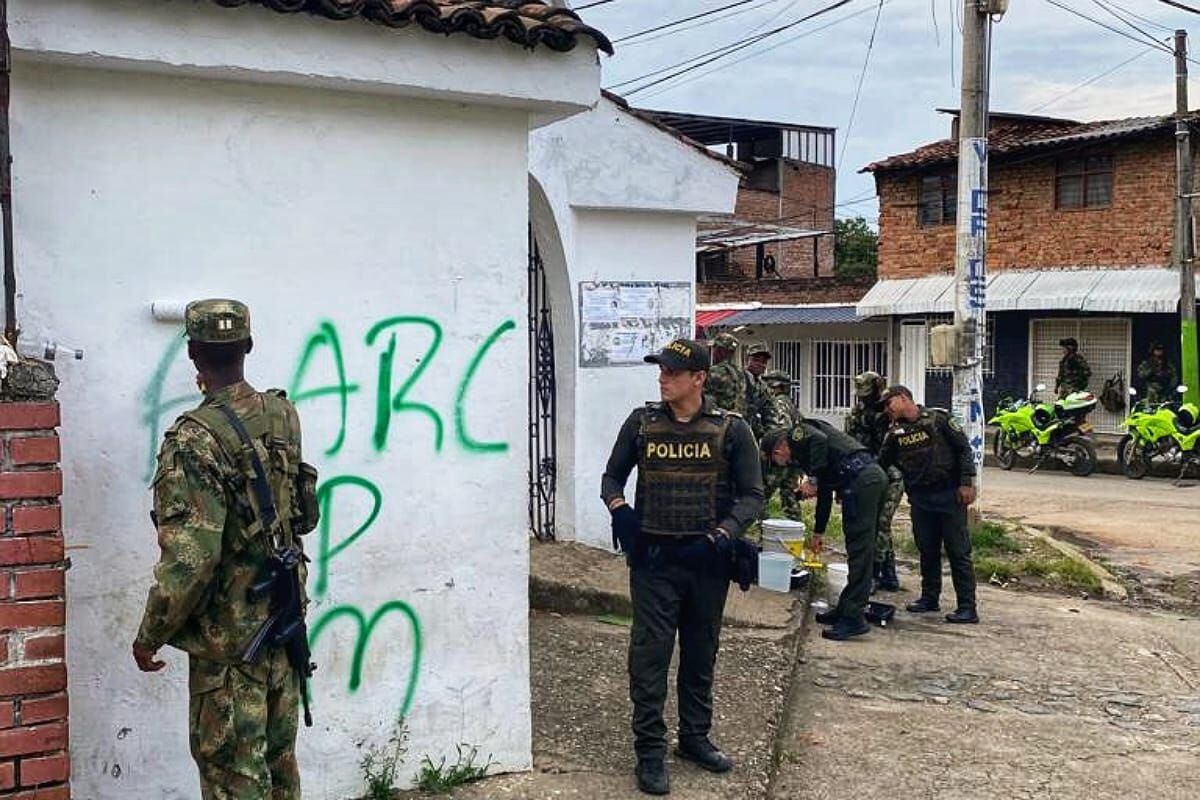 En articulación entre la Policía, el Ejército y la administración municipal se procedió a borrar los letreros alusivos a las disidencias de las Farc. Crédito: Alcaldía de Santander de Quilichao.
