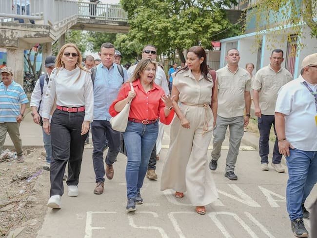 Lucy García, gobernadora de Sucre, dialoga con la fiscal Luz Adriana Camargo.