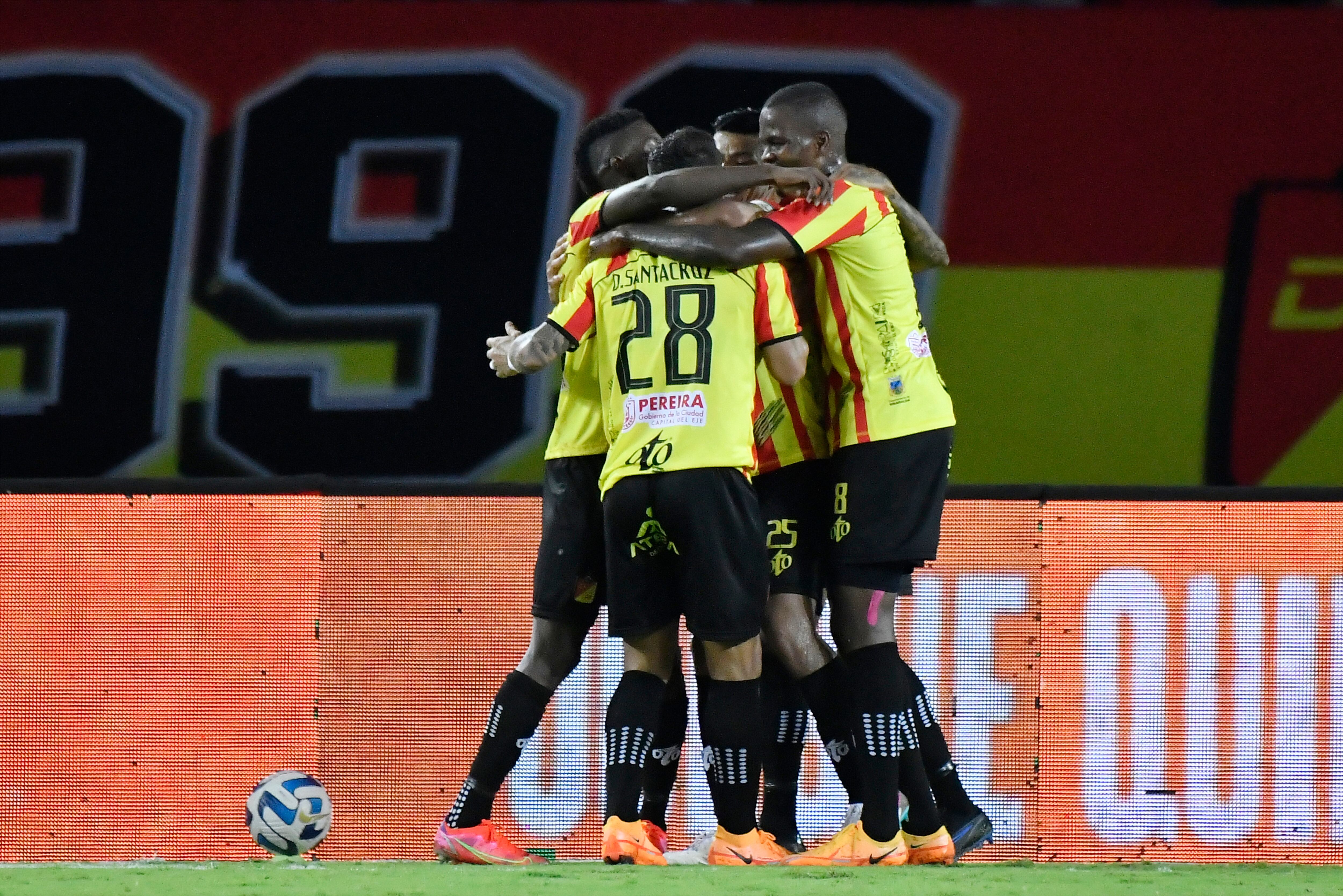 PEREIRA, COLOMBIA - AUGUST 2: Danilo Santacruz of Pereira celebrates with teammates after scoring the team's first goal during the Copa CONMEBOL Libertadores round of 16 match first leg between Deportivo Pereira and Independiente del Valle at Estadio Hernan Ramirez Villegas on August 2, 2023 in Pereira, Colombia. (Photo by Gabriel Aponte/Getty Images)