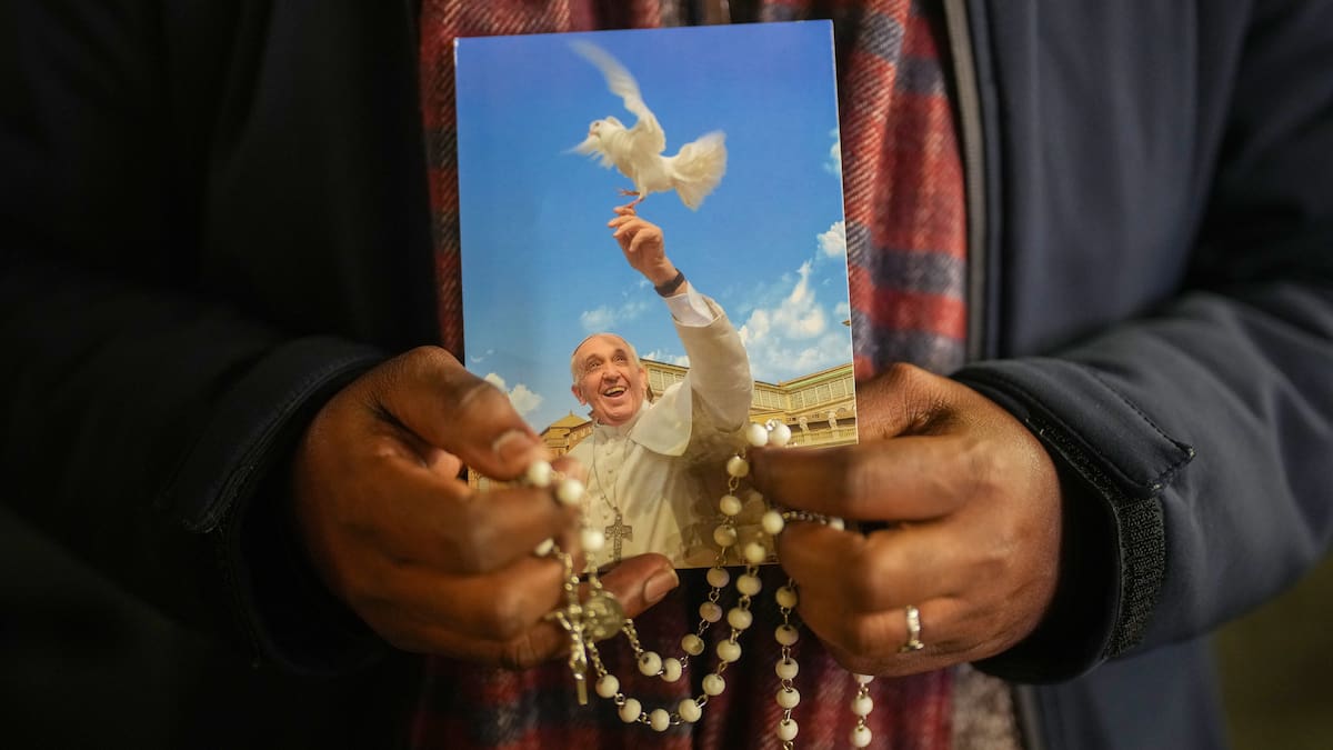Papa Francisco deja de utilizar máscara de oxígeno y su condición “sigue mejorando”